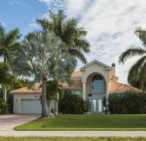 Typical,Southwest,Florida,Home,In,The,Countryside,With,Palm,Trees,